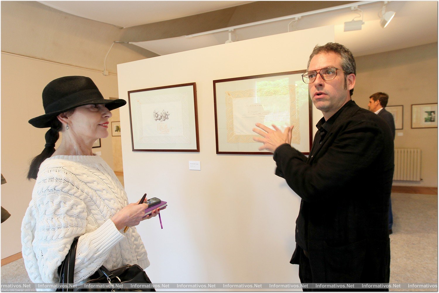 Exposición FelicitARTE en Mas de Torrent. En Octubre de 2014 se subastarán algunas de las obras en beneficio de una fundación. Manel Riera, comisario de la exposición, durante la visita guiada.