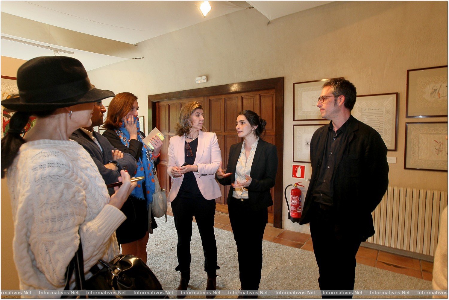 Exposición FelicitARTE en Mas de Torrent. En Octubre de 2014 se subastarán algunas de las obras en beneficio de una fundación. Manel Riera  y Linda Valdés, comisarios de la exposición, durante la visita guiada.