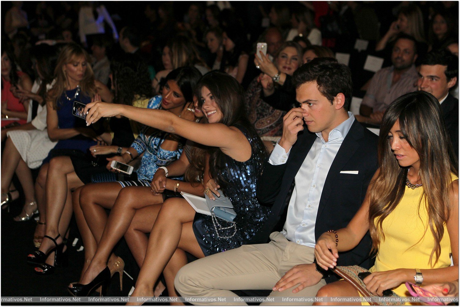 BCN7MAY014.- Gaudí Novias-BBW: Desfile Rosa Clará. Daniella Semaan, esposa Cesc Fabregas; Antonella Roccuzzo mujer de Leo Messi; Antonella Roccuzzo mujer de Leo Messi. Junto a ellas Daniel, el hijo de Rosa Clará