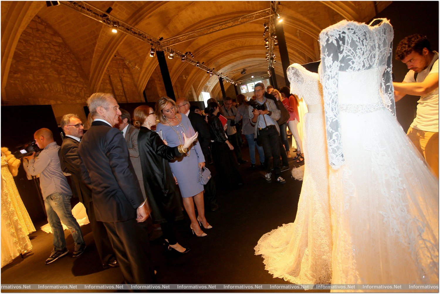 BCN05MAY014.- Exposición “50 love stories”, que conmemora el 50 Aniversario de la firma Pronovias. Genoveva Casanova posa junto a su vestido nupcial