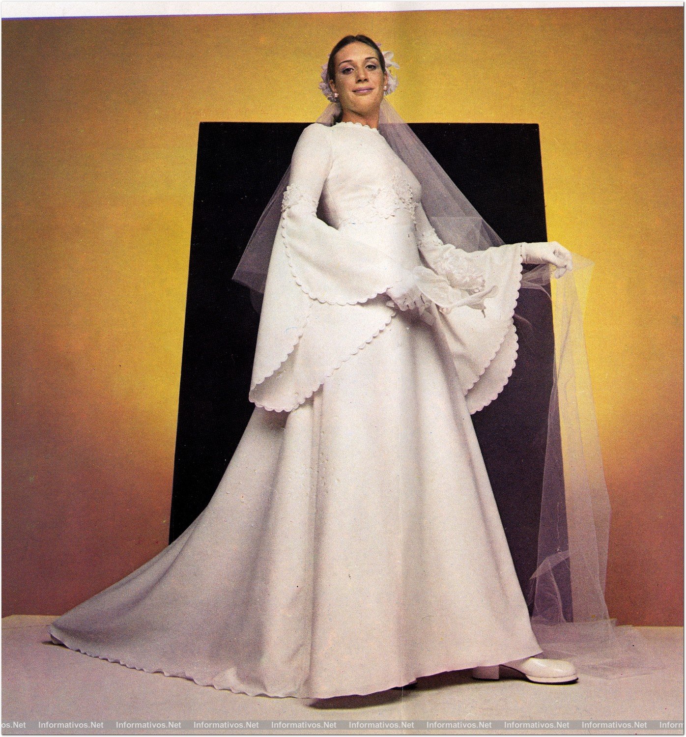 Foto del Catálogo del Año 1974: Fotografías pertenecientes al archivo histórico de Pronovias, publicadas únicamente con fines informativos e ilustrativos de su 50º aniversario