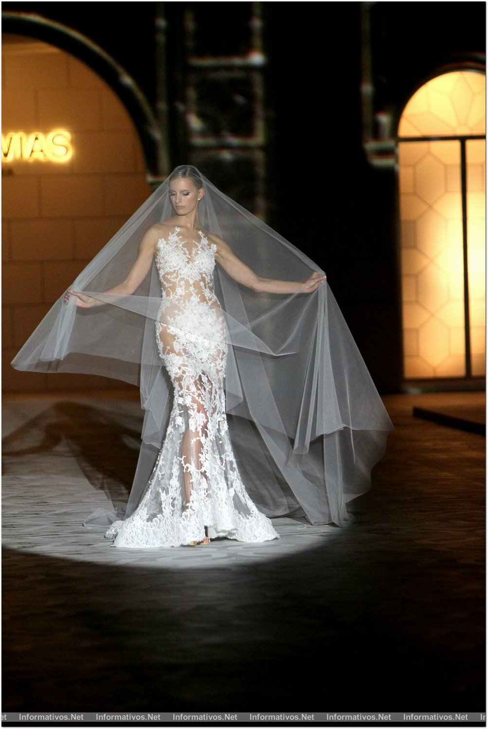 BCN9MAY014.- Desfile Pronovias colección 2015. Karolína Kurková, la top model protagonista del desfile.