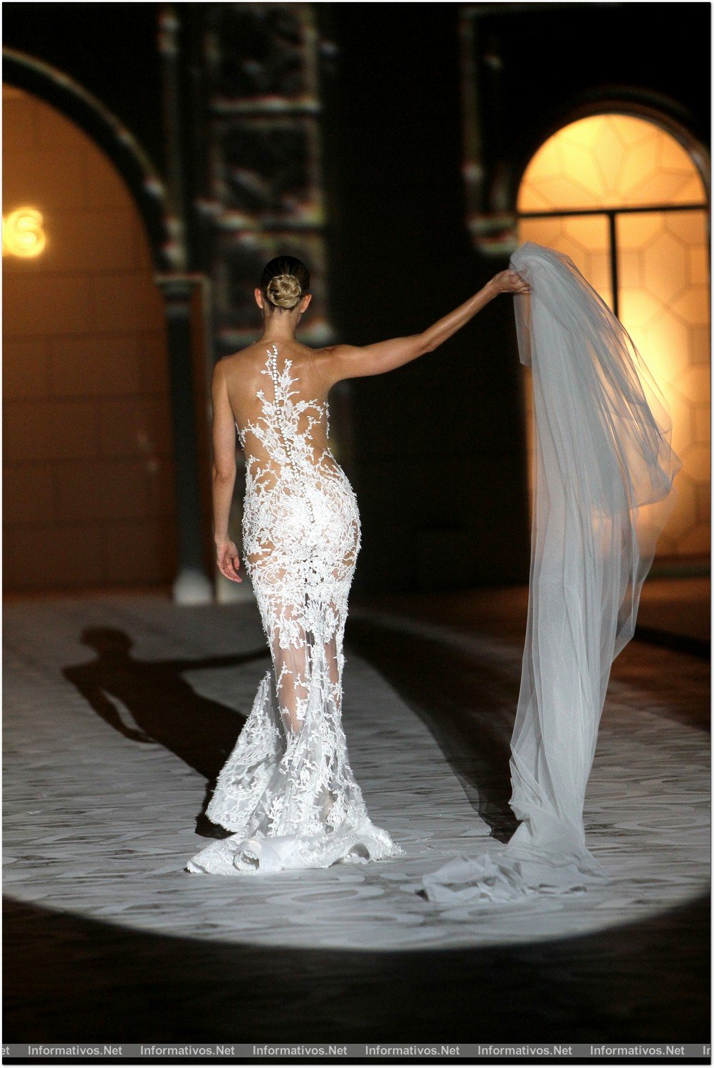 BCN9MAY014.- Desfile Pronovias colección 2015. Karolína Kurková, la top model protagonista del desfile.