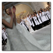 :: Pulse para Ampliar :: BCN9MAY014.- Desfile Pronovias colección 2015. Karolína Kurková, la top model protagonista del desfile.