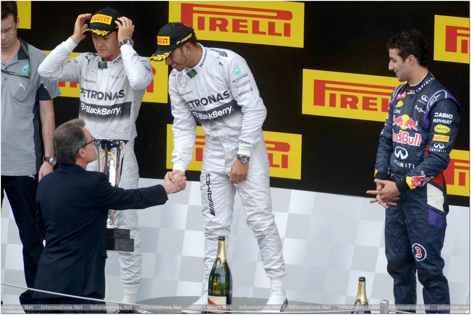 El Presidente de la Generalitat Catalana, Artur Mas, ha hecho entrega del trofeo del Gran Premio de F1 a Lewis Hamilton