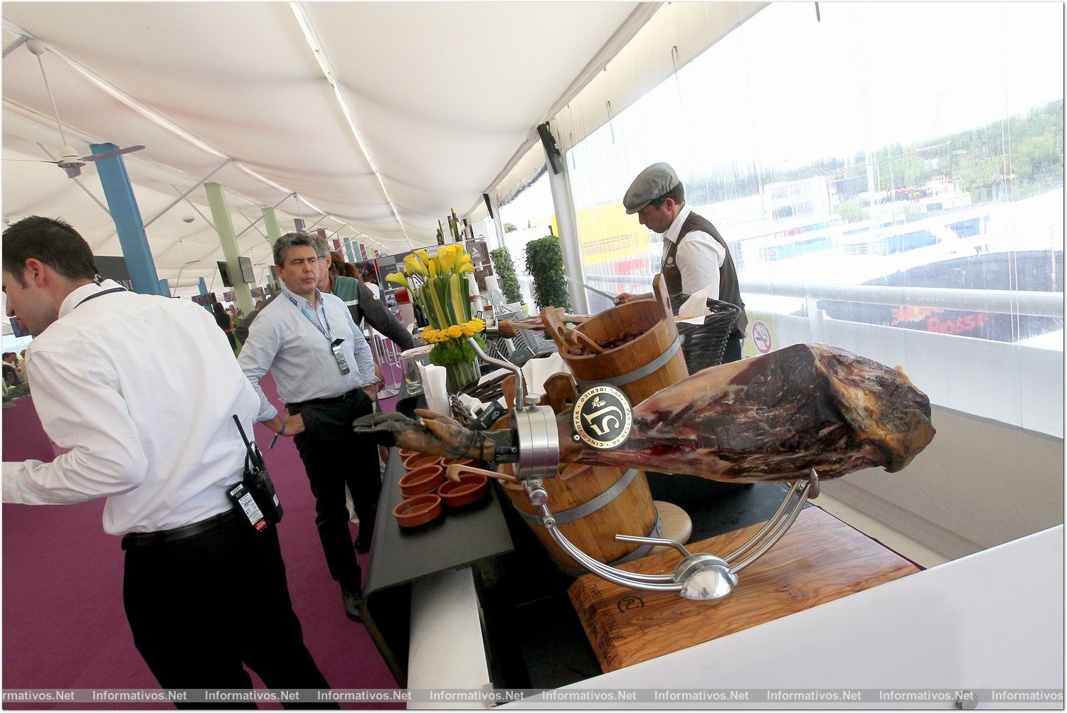 MAY2014.- Paddock Club F1, el lugar más exclusivo para disfrutar del Campeonato de España de Fórmula Uno. Degustación de productos españoles (aceites de oliva, aceitunas, jamón de jabugo, embutidos...)