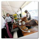 :: Pulse para Ampliar :: MAY2014.- Paddock Club F1, el lugar más exclusivo para disfrutar del Campeonato de España de Fórmula Uno. Degustación de productos españoles (aceites de oliva, aceitunas, jamón de jabugo, embutidos...)