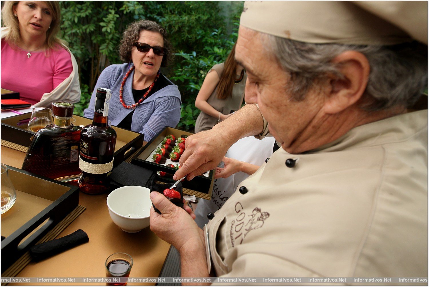 BCNMAY014.- Del 12 de mayo al 8 de junio, en horario ininterrumpido de 15:00 a 24:00 h.,  el jardín del hotel Alma Barcelona acoge una experiencia sensorial única en torno al que está considerado el mejor ron del mundo y reconocido como una de las 100 firmas de lujo más prestigiosas a nivel internacional. Joan Llovet, maestro chocolatero Godiva, preparando unas fresas con base de chocolate rellenas de Ron Zacapa XO