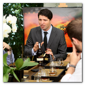 :: Pulse para Ampliar :: BCNMAY014.- Del 12 de mayo al 8 de junio, en horario ininterrumpido de 15:00 a 24:00 h.,  el jardín del hotel Alma Barcelona acoge una experiencia sensorial única en torno al que está considerado el mejor ron del mundo y reconocido como una de las 100 firmas de lujo más prestigiosas a nivel internacional. Javier Reynoso, master bartender, durante la cata.