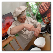 :: Pulse para Ampliar :: BCNMAY014.- Del 12 de mayo al 8 de junio, en horario ininterrumpido de 15:00 a 24:00 h.,  el jardín del hotel Alma Barcelona acoge una experiencia sensorial única en torno al que está considerado el mejor ron del mundo y reconocido como una de las 100 firmas de lujo más prestigiosas a nivel internacional. Joan Llovet, maestro chocolatero Godiva, preparando unas fresas con base de chocolate rellenas de Ron Zacapa XO