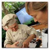 :: Pulse para Ampliar :: BCNMAY014.- Del 12 de mayo al 8 de junio, en horario ininterrumpido de 15:00 a 24:00 h.,  el jardín del hotel Alma Barcelona acoge una experiencia sensorial única en torno al que está considerado el mejor ron del mundo y reconocido como una de las 100 firmas de lujo más prestigiosas a nivel internacional. Joan Llovet, maestro chocolatero Godiva, preparando unas fresas con base de chocolate rellenas de Ron Zacapa XO