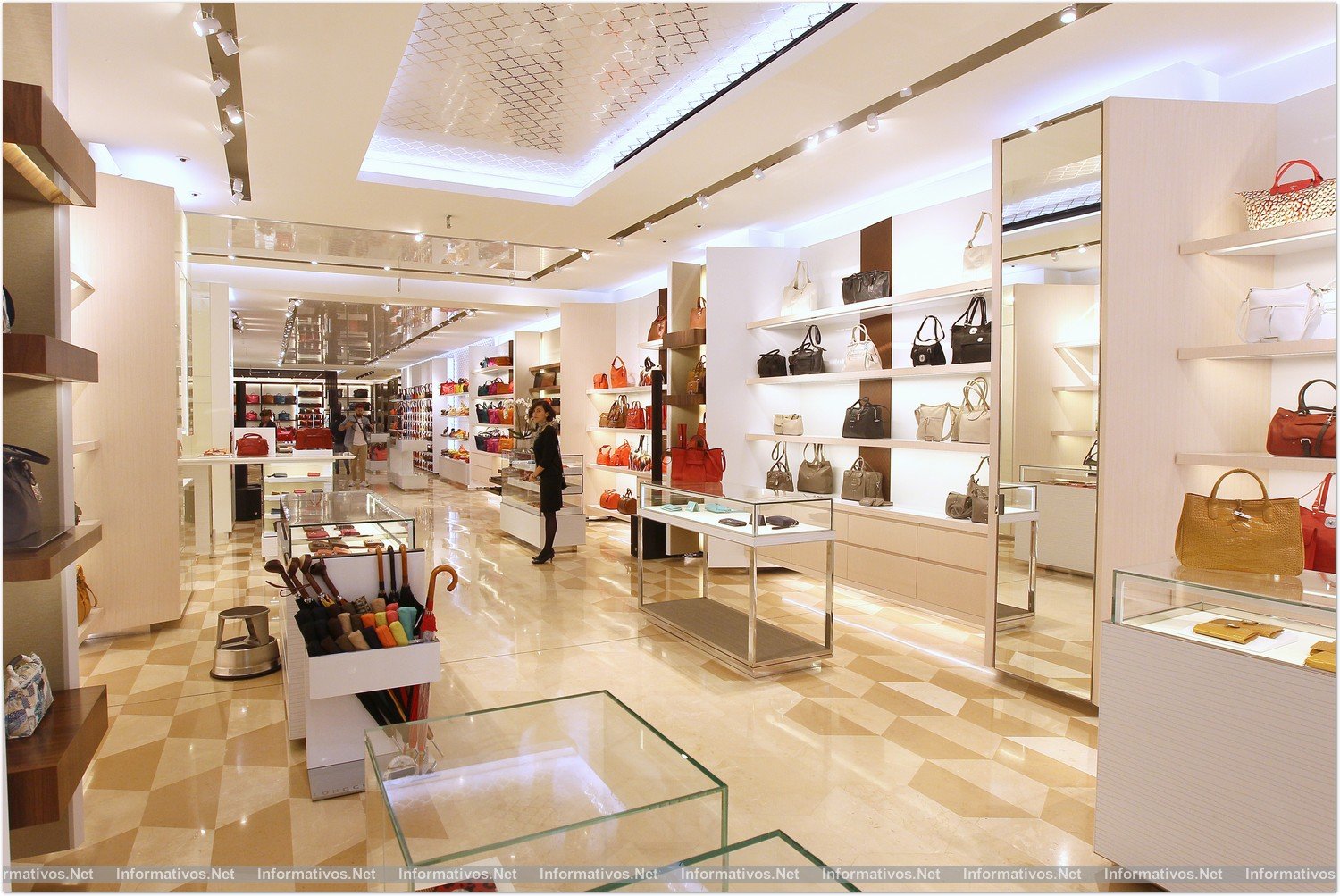 BCN22MAY014.- Longchamp inaugura su 'flagship store' en Pº de Gracia de Barcelona