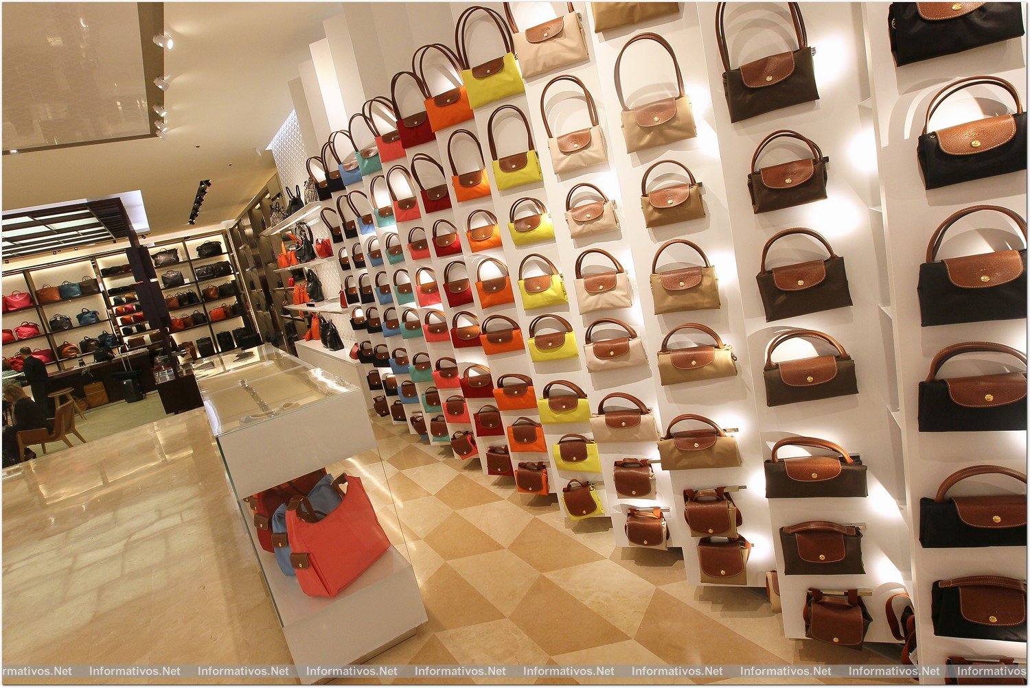 BCN22MAY014.- Longchamp inaugura su 'flagship store' en Pº de Gracia de Barcelona