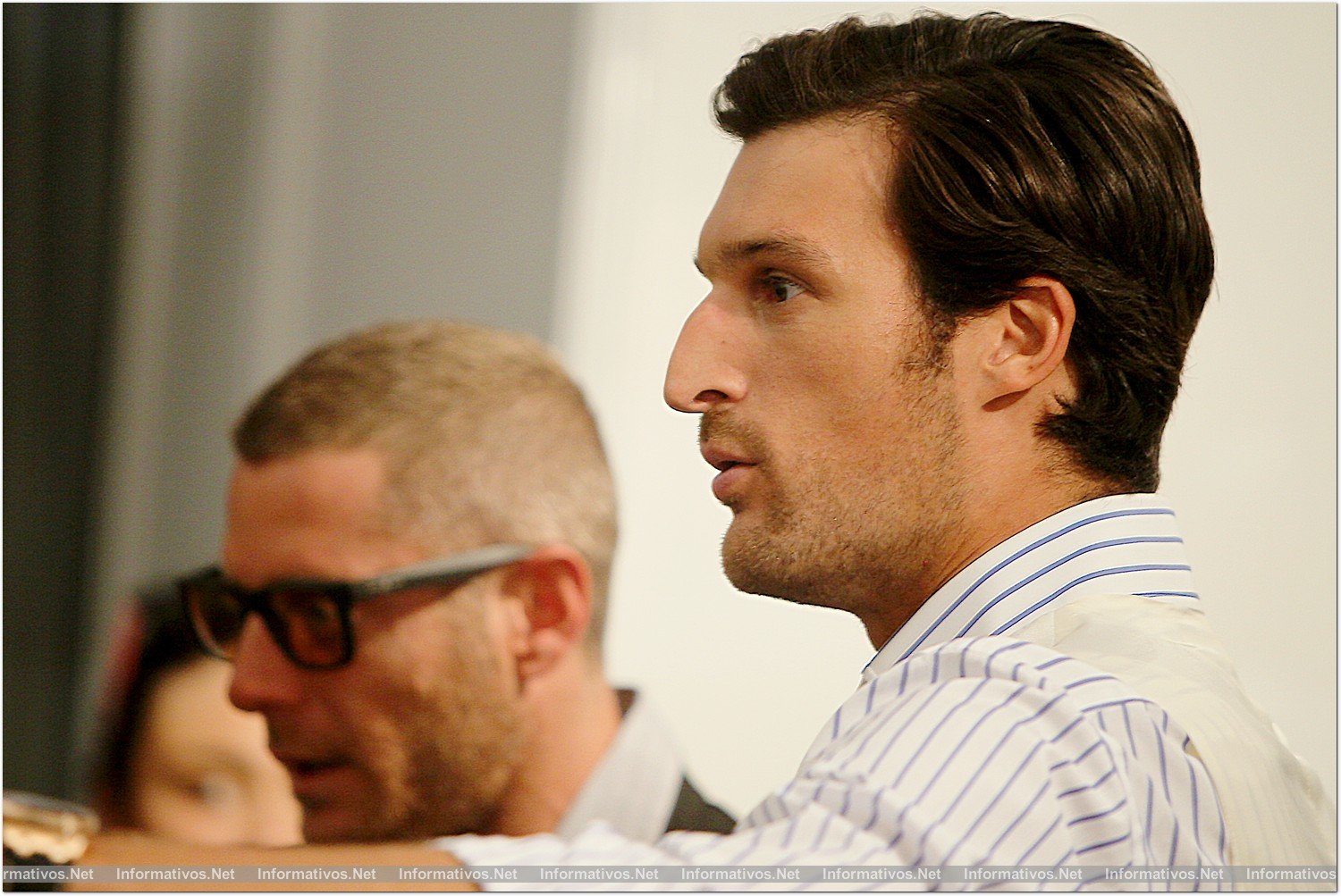 BCN04JUL014.- Rafael Medina, fundador de la marca Scalpers, junto a Lapo Elkann, fundador de la empresa de estilo de vida, Italia Independent, revisando la colección que presentaron en la 080 Barcelona Fashion