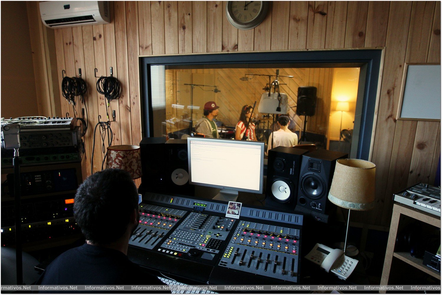 BCN3SEP014.- Entrevistamos a la banda “Münik” durante la grabación de su DC-EP “Otra dimensión” en el estudio de Kim Fanlo. Münik son: Jordi Roselló (batería), Mónica Rodríguez "Nika" (voz) y Aleix Vilardebó (teclado y guitarra)