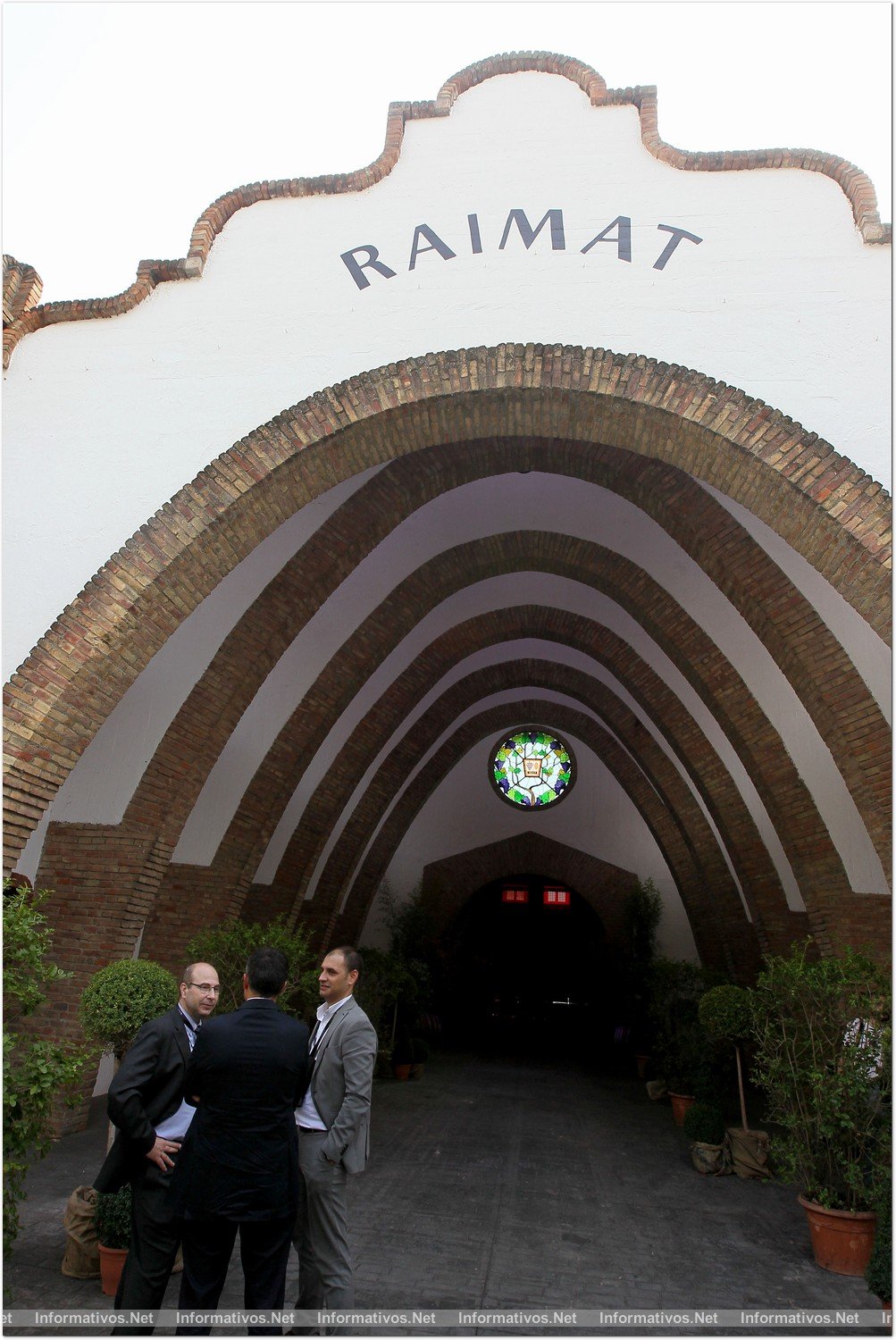 Raimat-Lleida 02OCT014.-Celebración  Centenario de la Bodega Raimat. Entrada de la bodega donde se celebró la comida.
