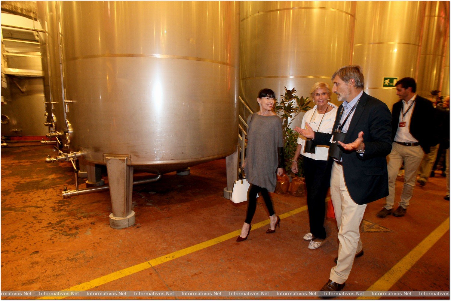 Raimat-Lleida 02OCT014.-Celebración  Centenario de la Bodega Raimat. Mª del Mar Raventós: Presidenta del Grupo Codorníu y Javier Pagés: Director General del Grupo Codorníu comentando algunos datos económicos con Gema Castellano.