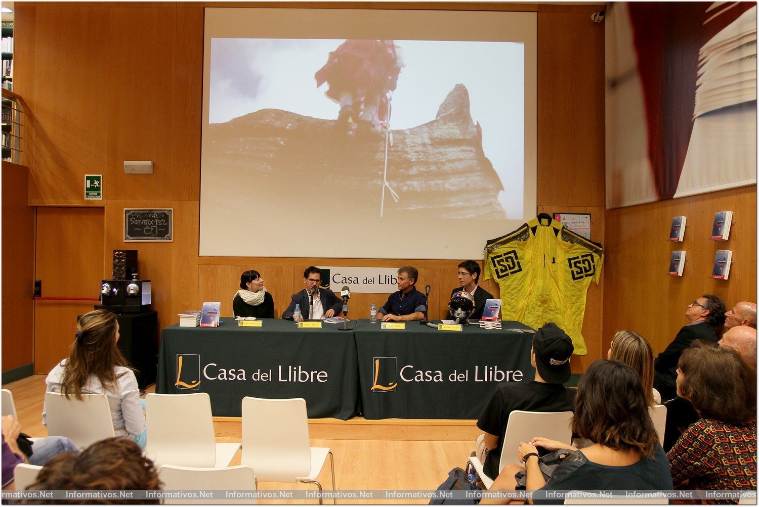 BCN8OCT014.- Presentación del libro "Frontera Límite" en la Casa del Libro de Barcelona. Escrito por Santi Corella (deportista y autor) y Matías Crowder (escritor y autor) y presentado por Gema Castellano.