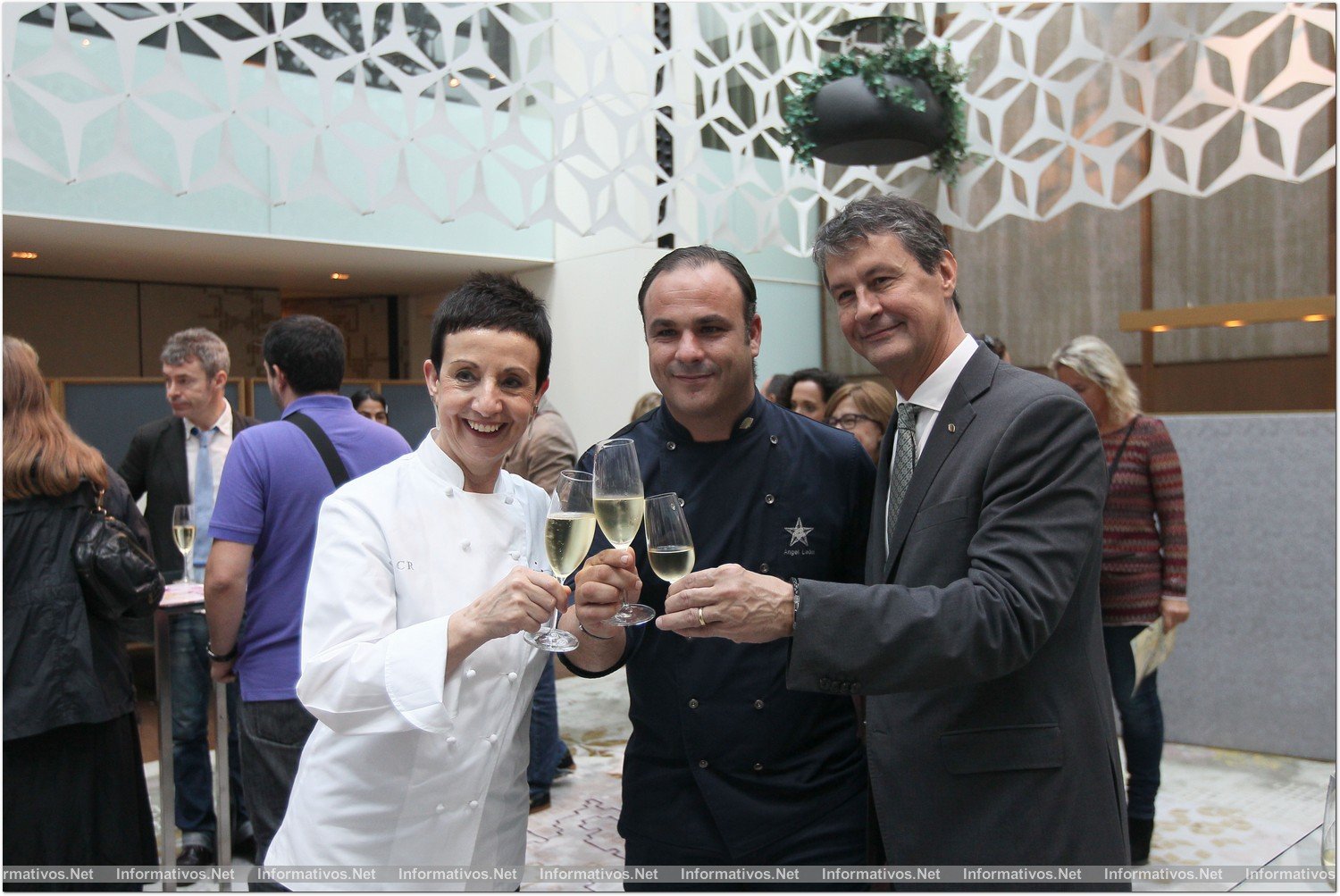 BCN28OCT014.- El chef Ángel León ha presentado hoy su espacio 'El Bistreau' en el Hotel Mandarín Oriental Barcelona. Carme Ruscalleda, Ángel León y Gérard Sintès, director del hotel.