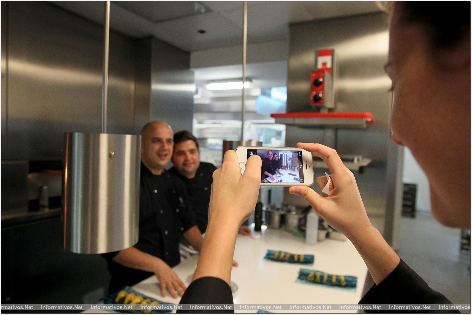 BCN28OCT014.- El chef Ángel León ha presentado hoy su espacio 'El Bistreau' en el Hotel Mandarín Oriental Barcelona. La cocina del Madanrín ha sido uno de los sitios más fotografiados por el personal del hotel que pasaba a visitar el espacio.