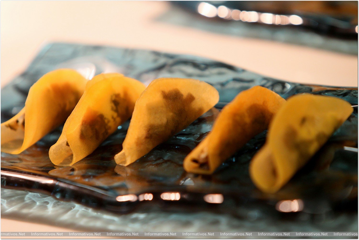 BCN28OCT014.- El chef Ángel León ha presentado hoy su espacio 'El Bistreau' en el Hotel Mandarín Oriental Barcelona. Matrimonio: ravioli de calabaza relleno de anchoa, boquerón, 'all i oli' y lima