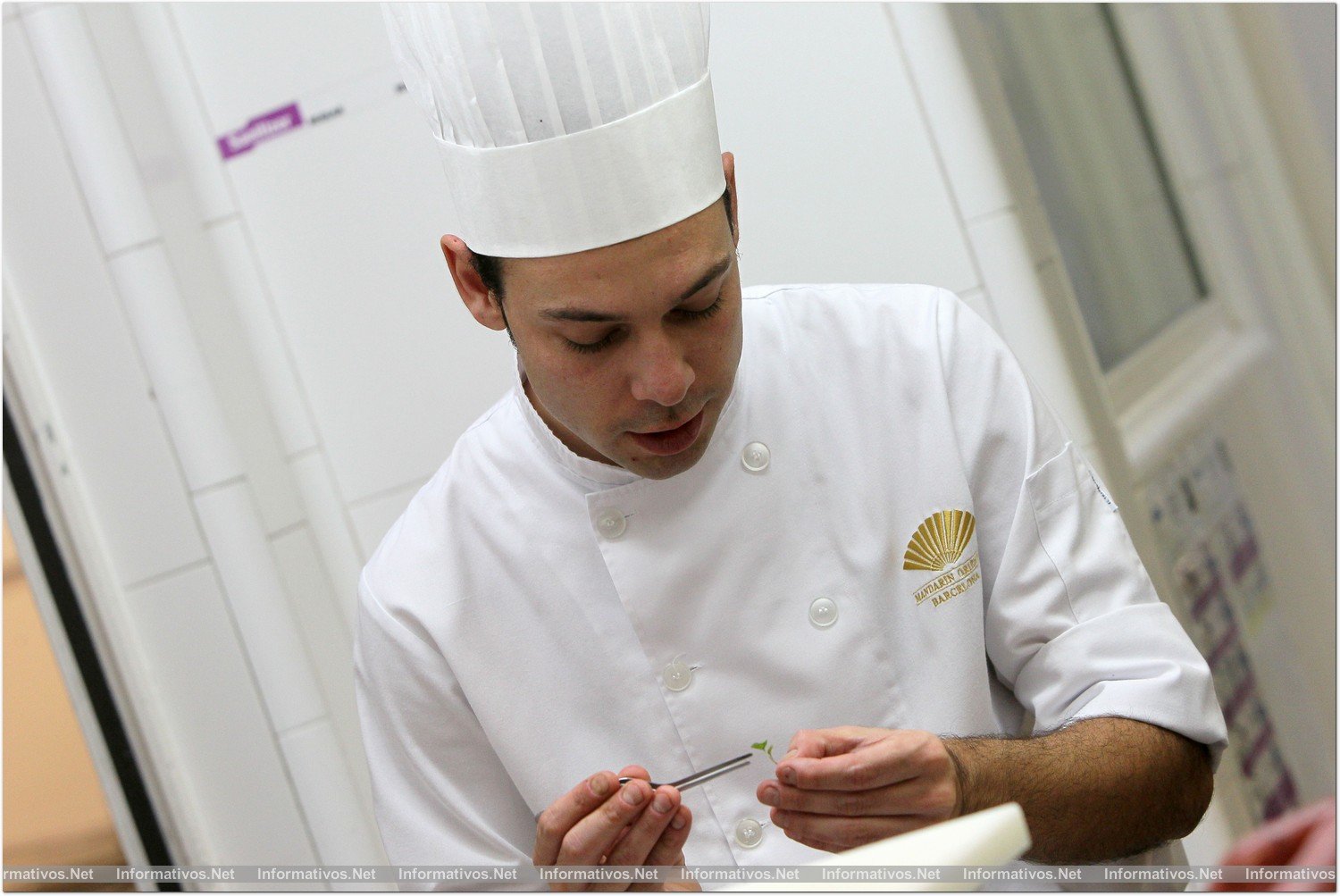 BCN28OCT014.- El chef Ángel León ha presentado hoy su espacio 'El Bistreau' en el Hotel Mandarín Oriental Barcelona. Delicada preparación del ¿Surimi? en cocina