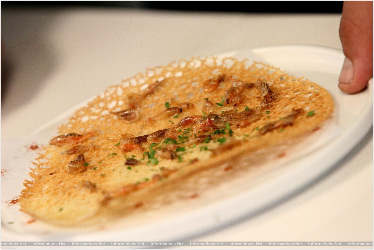 BCN28OCT014.- El chef Ángel León ha presentado hoy su espacio 'El Bistreau' en el Hotel Mandarín Oriental Barcelona. Su plato estrella: la tortilla de camarones