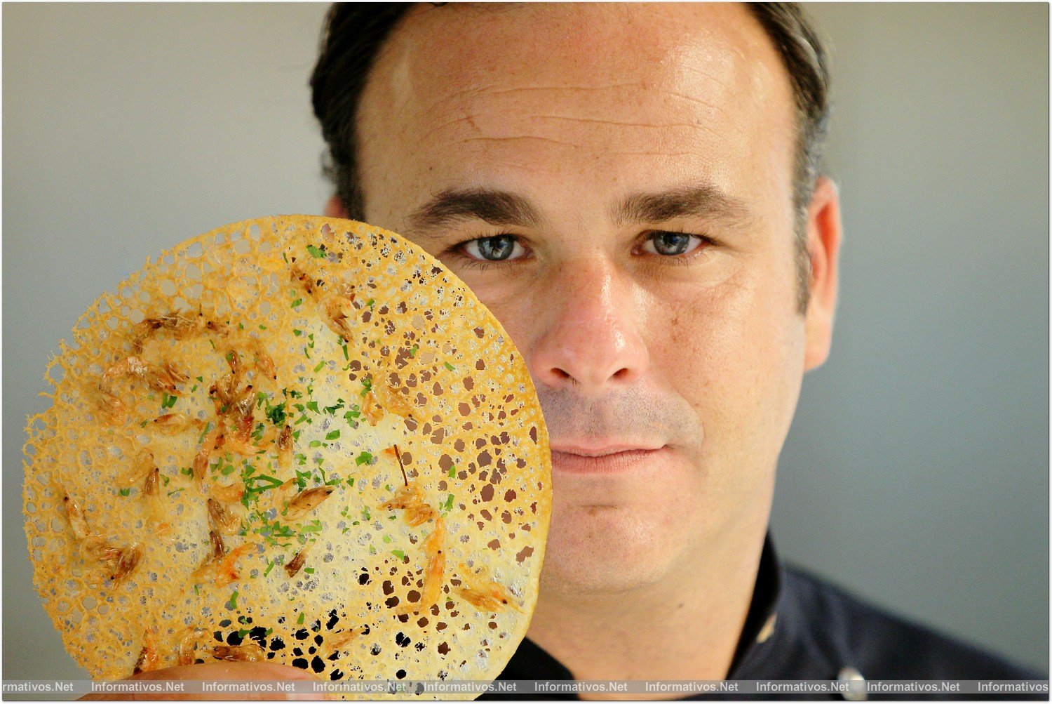 BCN28OCT014.- El chef Ángel León con su plato estrella: la tortilla de camarones, en la presentación de su espacio 'El Bistreau' en el Hotel Mandarín Oriental Barcelona