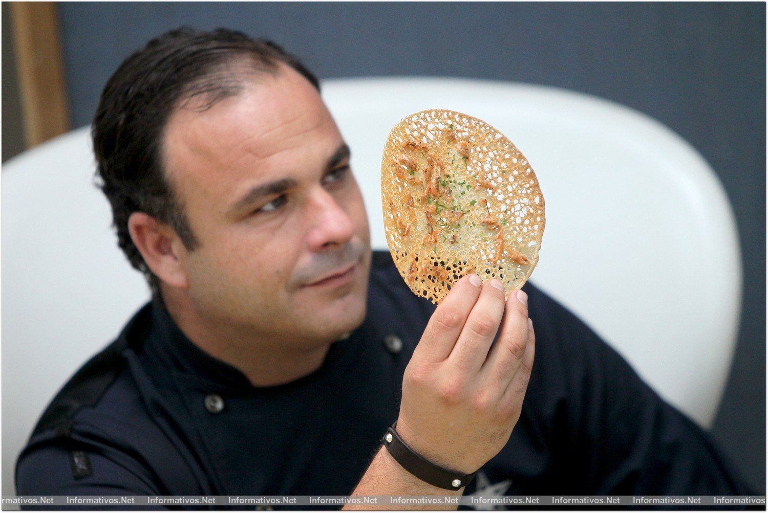 BCN28OCT014.- BCN28OCT014.- El chef Ángel León con su plato estrella: la tortilla de camarones, en la presentación de su espacio 'El Bistreau' en el Hotel Mandarín Oriental Barcelona