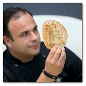 :: Pulse para Ampliar :: BCN28OCT014.- BCN28OCT014.- El chef ángel León con su plato estrella: la tortilla de camarones, en la presentación de su espacio 'El Bistreau' en el Hotel Mandarín Oriental Barcelona