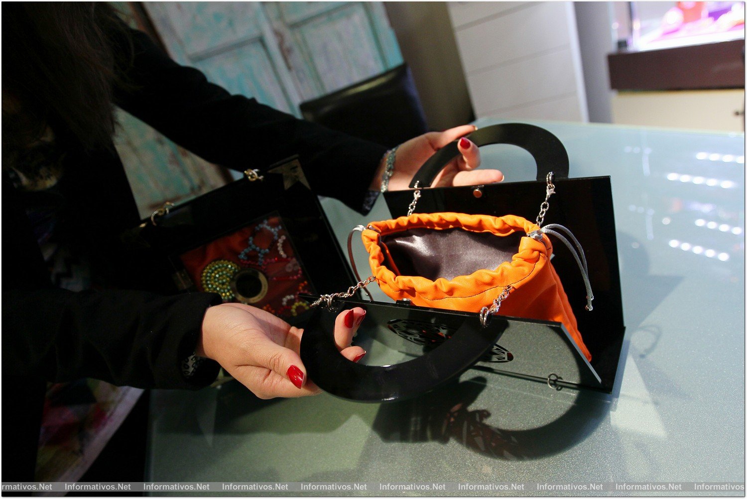 BCN12NOV014.- Bolsos artesanales Kiwi+Pomelo en edición limitada. Están cortados a láser y la bolsa interior es intercambiable. Su diseñadora y creadora es Nuria Hernández Rivera