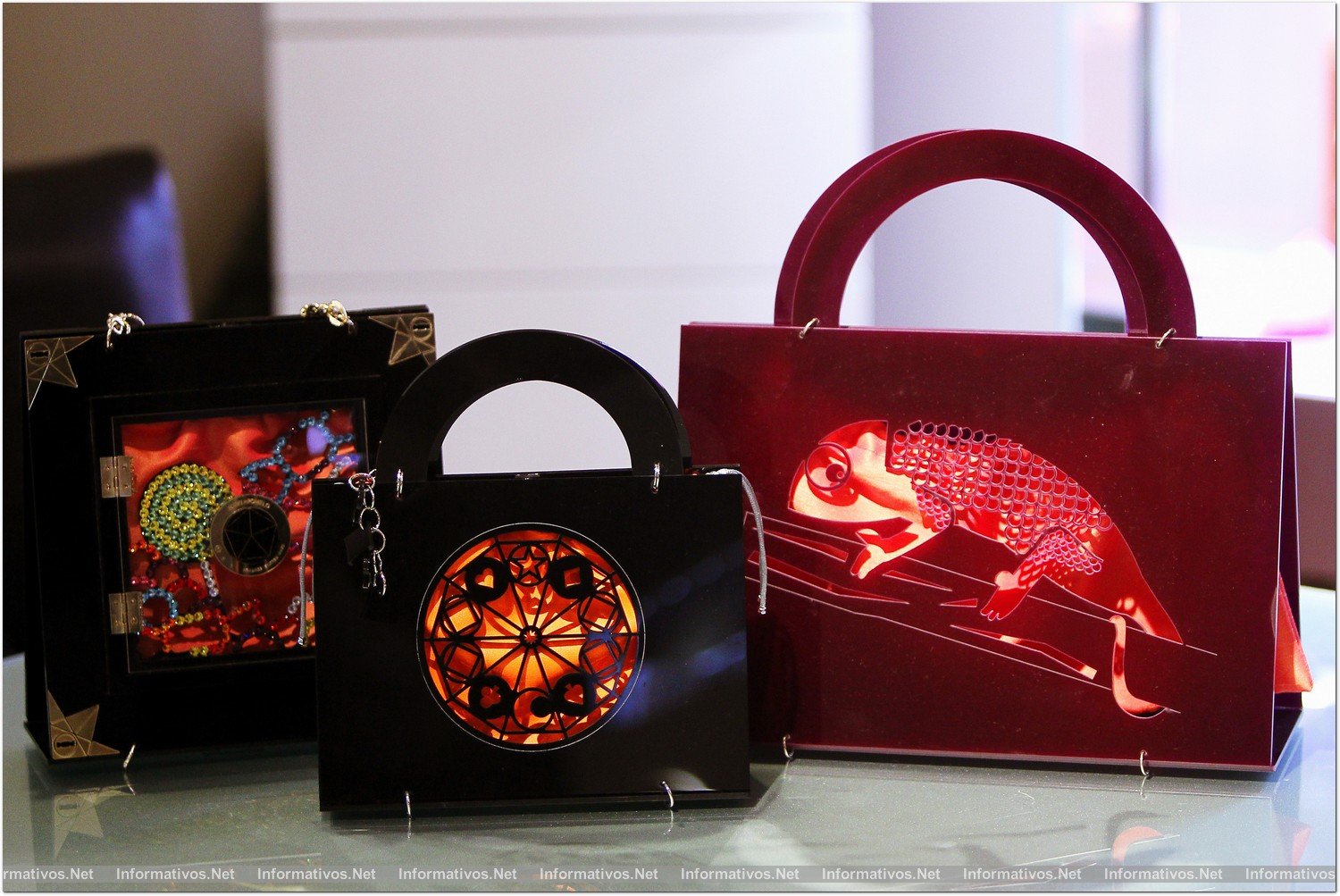 BCN12NOV014.- Bolsos artesanales Kiwi+Pomelo en edición limitada. Están cortados a láser y la bolsa interior es intercambiable. Su diseñadora y creadora es Nuria Hernández Rivera
