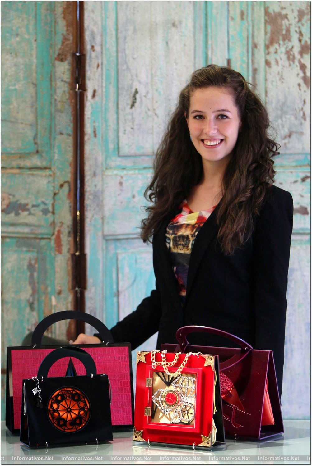 BCN12NOV014.- Nuria Hernández Rivera, creadora de los bolsos artesanales Kiwi+Pomelo con algunas piezas de su última colección.