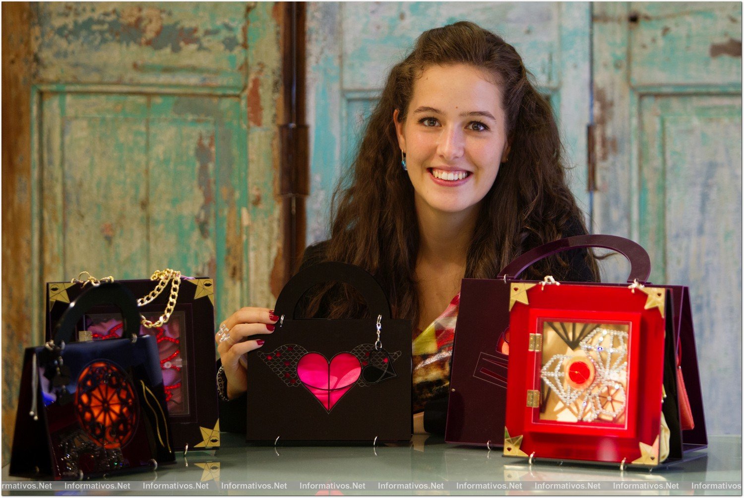 BCN12NOV014.- Nuria Hernández Rivera, creadora de los bolsos artesanales Kiwi+Pomelo con algunas piezas de su última colección.