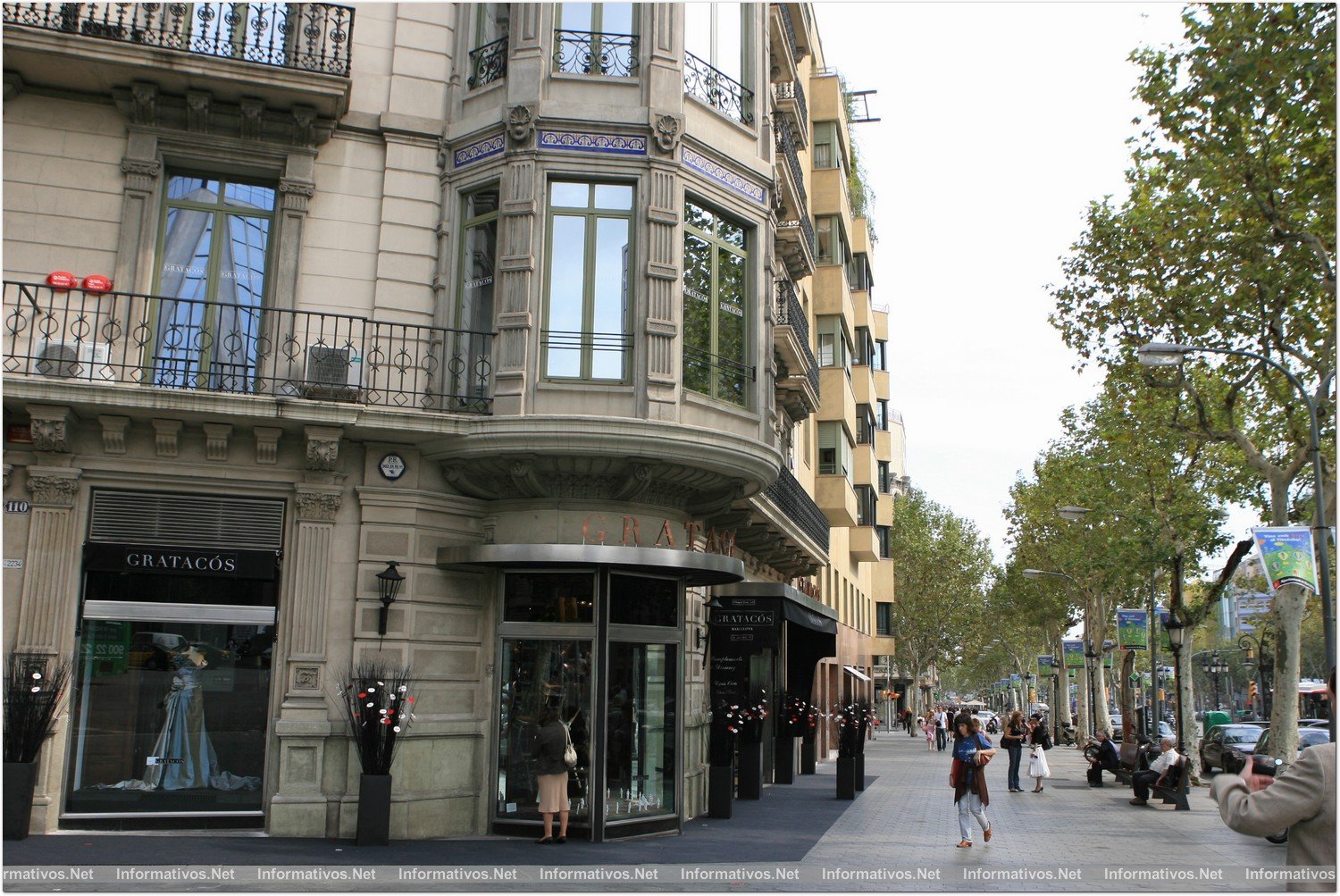 BCN20SEP2006.- Presentación del nuevo espacio de Gratacós tras su cambio del 110 al 120 de Pº de Gracia. Fachada esquina Diagonal.