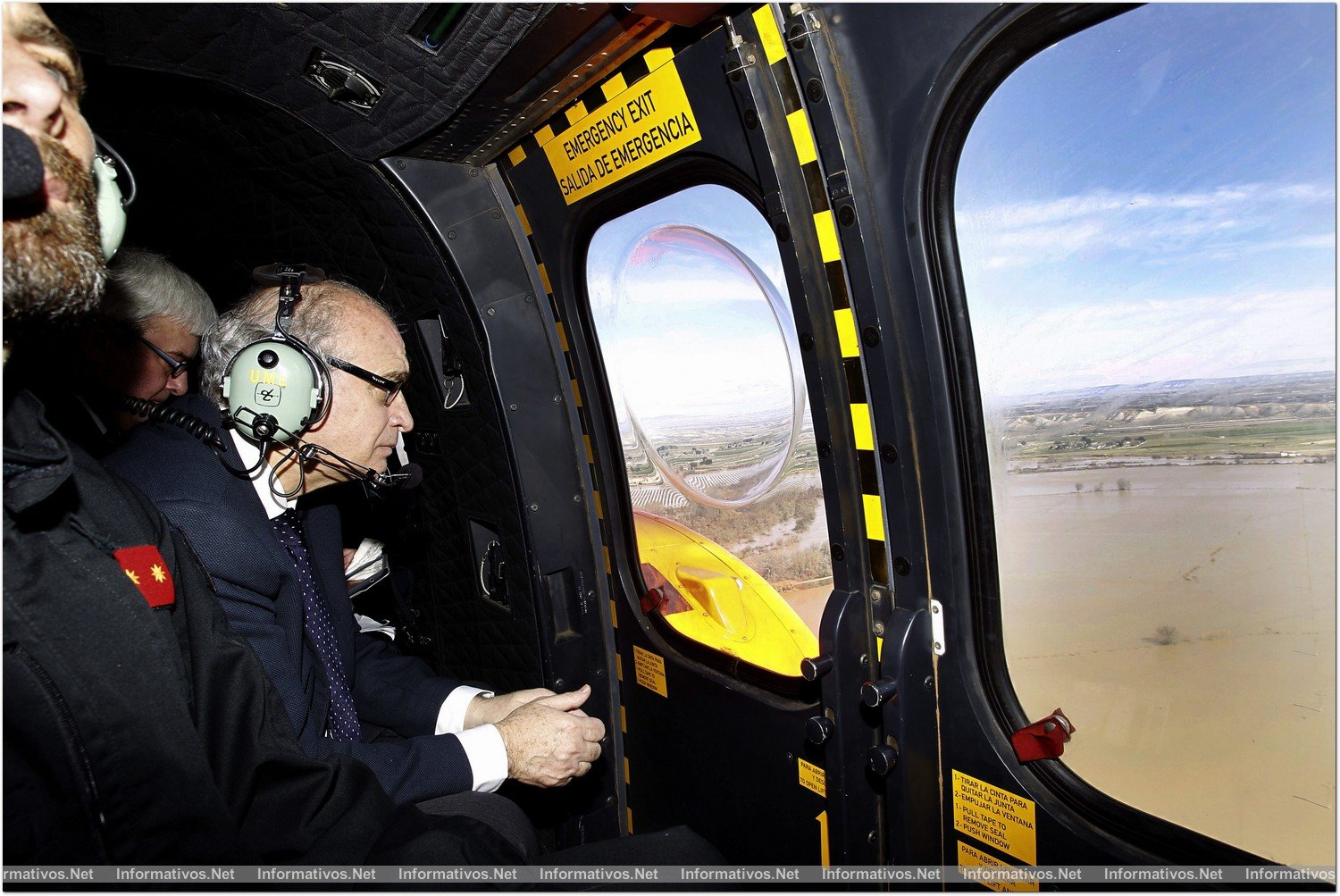 ZARAGOZA, 02/03/2015.- El ministro del Interior, Jorge Fernández Díaz, en el helicóptero de la Unidad Militar de Emergencias (UME) que ha tomado hoy en la Base Aérea de Zaragoza para sobrevolar la zona afectada por la crecida del río Ebro que llega a Zaragoza con un caudal de unos 2.200 metros cúbicos por segundo y una altura de 5,70 metros, lo que ha obligado al Ayuntamiento a elevar a naranja el nivel de alerta y a reforzar las medidas de prevención. 