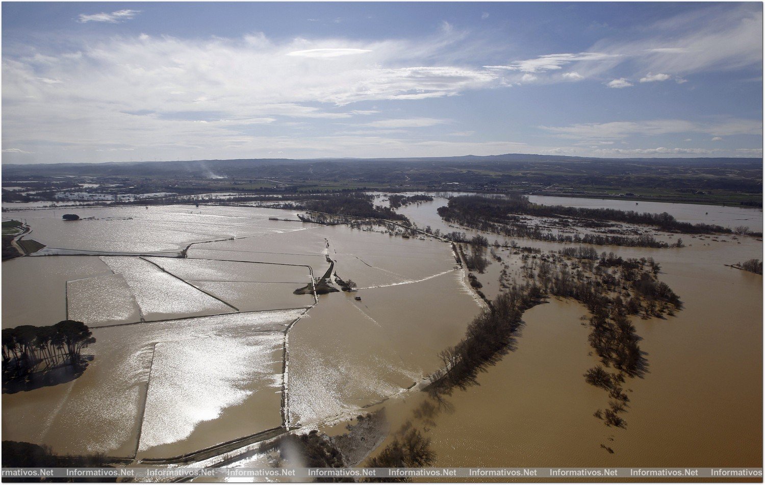 ZARAGOZA, 02/03/2015.- Vista desde el helicóptero de la Unidad Militar de Emergencias (UME) que ha tomado hoy el ministro del Interior, Jorge Fernández Díaz, en la Base Aérea de Zaragoza, para sobrevolar las zonas afectadas por la crecida del río Ebro. En la imagen, aspecto que presentaba el río Ebro esta mañana tras pasar la ciudad de Zaragoza camino de Piña de Ebro.

