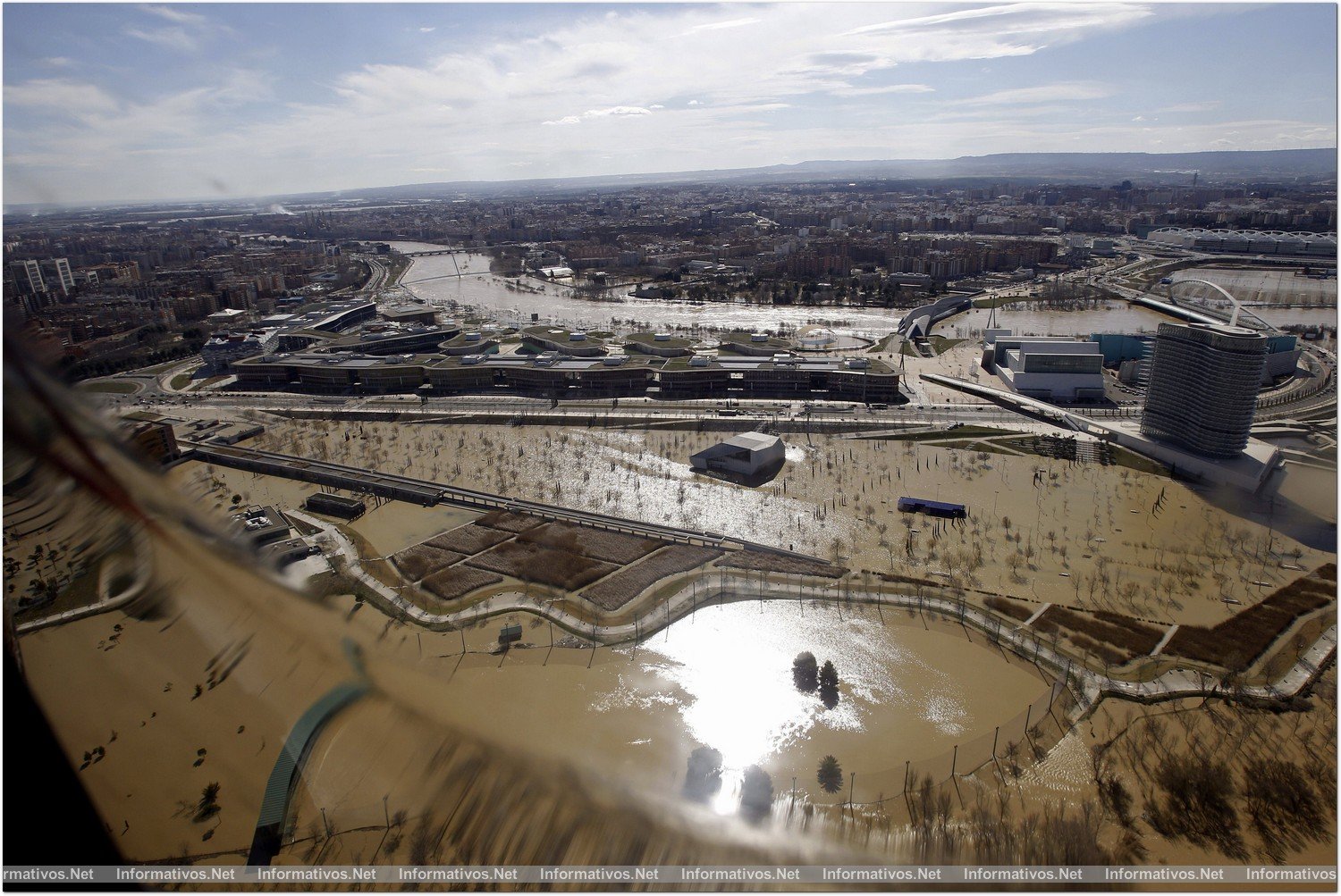 ZARAGOZA, 02/03/2015.- Vista tomada desde el helicóptero de la Unidad Militar de Emergencias (UME) que ha tomado hoy el ministro del Interior, Jorge Fernández Díaz, en la Base Aérea de Zaragoza, para sobrevolar las zonas afectadas por la crecida del río Ebro. En la imagen, aspecto que presentaban esta mañana las instalaciones del recinto que fue sede de la Exposición Internacional de Zaragoza 2008.