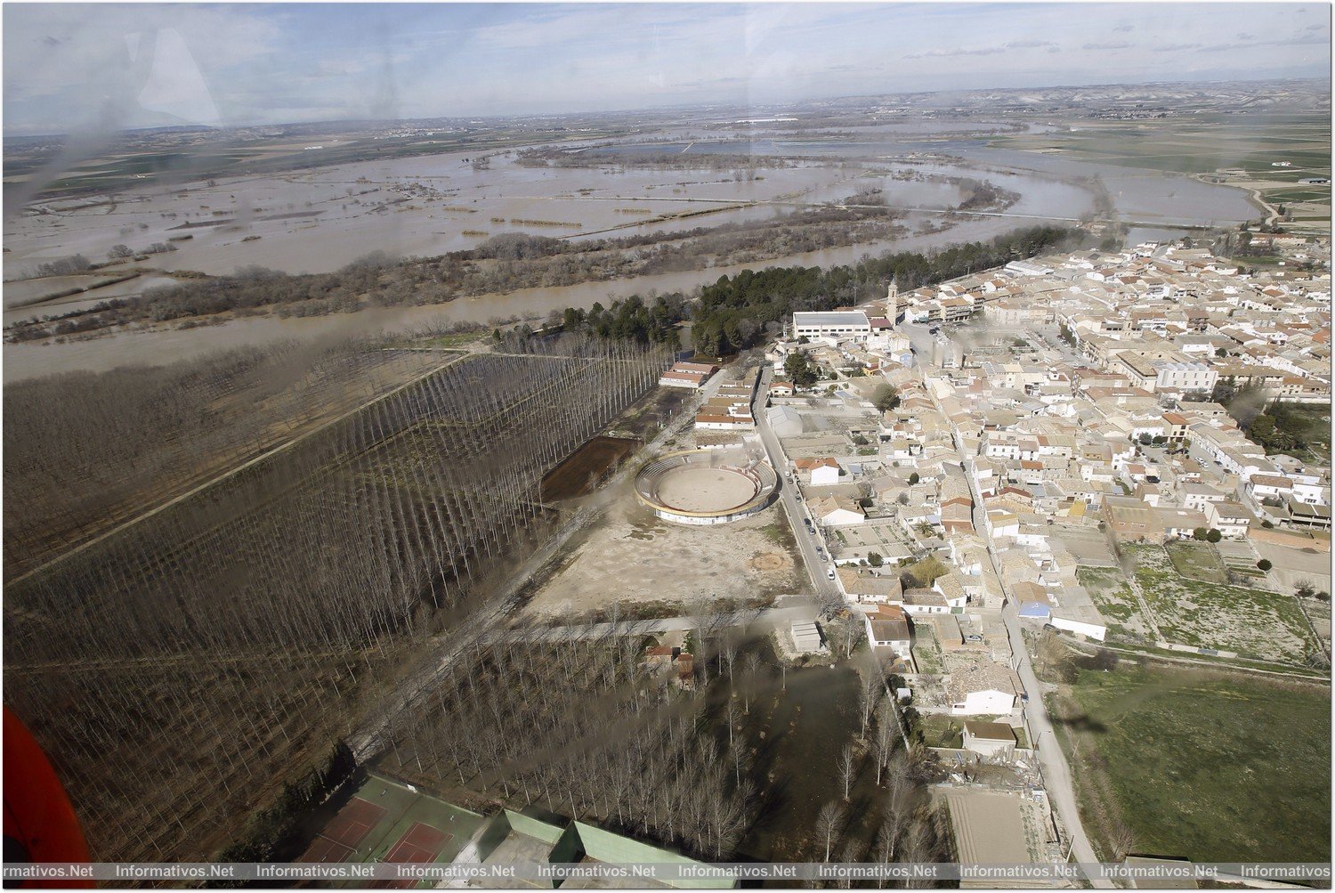 ZARAGOZA, 02/03/2015.- Vista tomada desde el helicóptero de la Unidad Militar de Emergencias (UME) que ha tomado hoy el ministro del Interior, Jorge Fernández Díaz, en la Base Aérea de Zaragoza, para sobrevolar las zonas afectadas por la crecida del río Ebro. En la imagen, aspecto que presentaban esta mañana las inmediaciones de Pina de Ebro, donde aún se está a la espera de que llegue la crecida del río Ebro. 