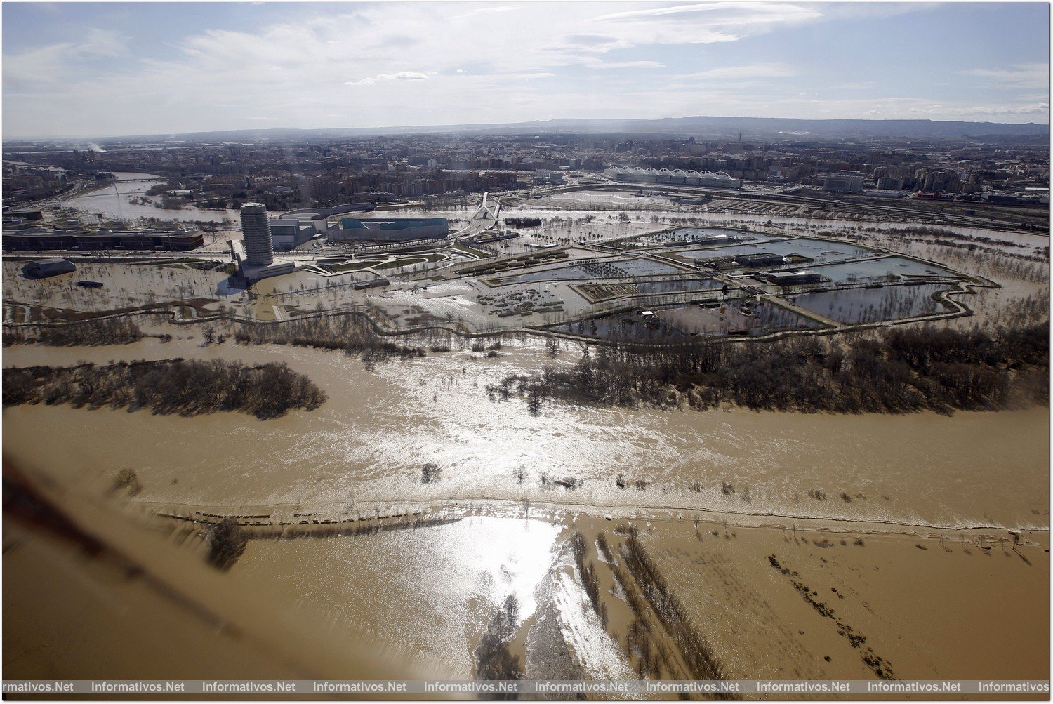 ZARAGOZA, 02/03/2015.- Vista tomada desde el helicóptero de la Unidad Militar de Emergencias (UME) que ha tomado hoy el ministro del Interior, Jorge Fernández Díaz, en la Base Aérea de Zaragoza, para sobrevolar las zonas afectadas por la crecida del río Ebro. En la imagen, aspecto que presentaban esta mañana las instalaciones del recinto que fue sede de la Exposición Internacional de Zaragoza 2008.