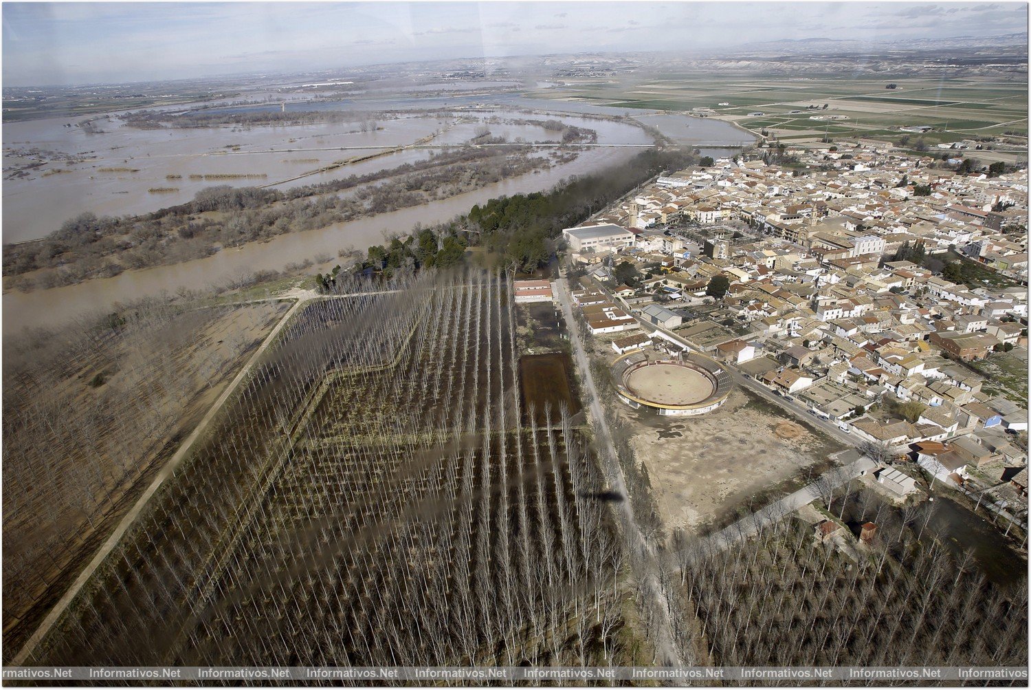 ZARAGOZA, 02/03/2015.- Vista tomada desde el helicóptero de la Unidad Militar de Emergencias (UME) que ha tomado hoy el ministro del Interior, Jorge Fernández Díaz, en la Base Aérea de Zaragoza, para sobrevolar las zonas afectadas por la crecida del río Ebro desde Novillas hasta Pina, que llega a Zaragoza con un caudal de unos 2.200 metros cúbicos por segundo y una altura de 5,70 metros, lo que ha obligado al Ayuntamiento a elevar a naranja el nivel de alerta y a reforzar las medidas de prevención.