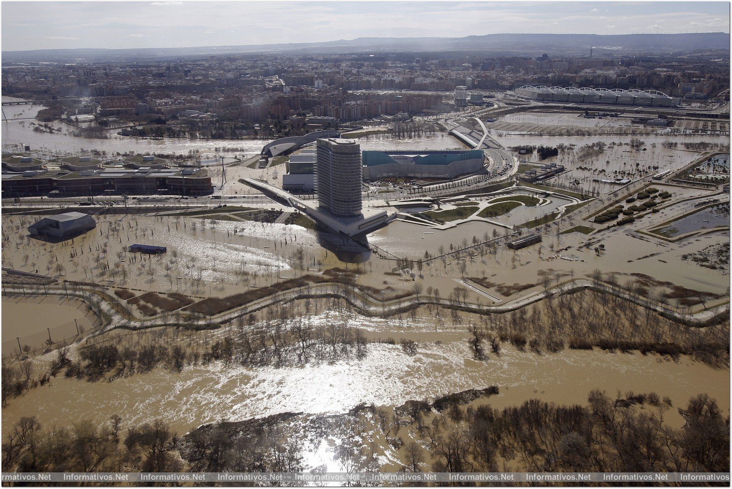 ZARAGOZA, 02/03/2015.- Vista tomada desde el helicóptero de la Unidad Militar de Emergencias (UME) que ha tomado hoy el ministro del Interior, Jorge Fernández Díaz, en la Base Aérea de Zaragoza, para sobrevolar las zonas afectadas por la crecida del río Ebro. En la imagen, aspecto que presentaban esta mañana las instalaciones del recinto que fue sede de la Exposición Internacional de Zaragoza 2008.