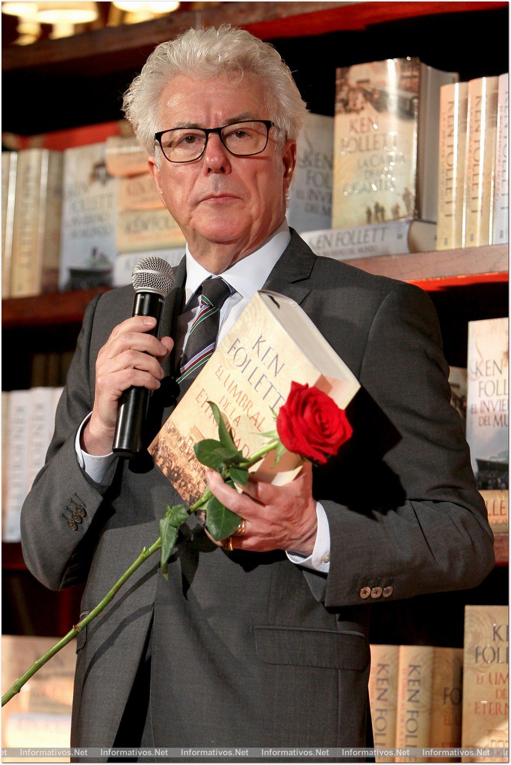 BCN22ABR015.- Ken Follett celebra por primera vez el día de Sant Jordi en Barcelona