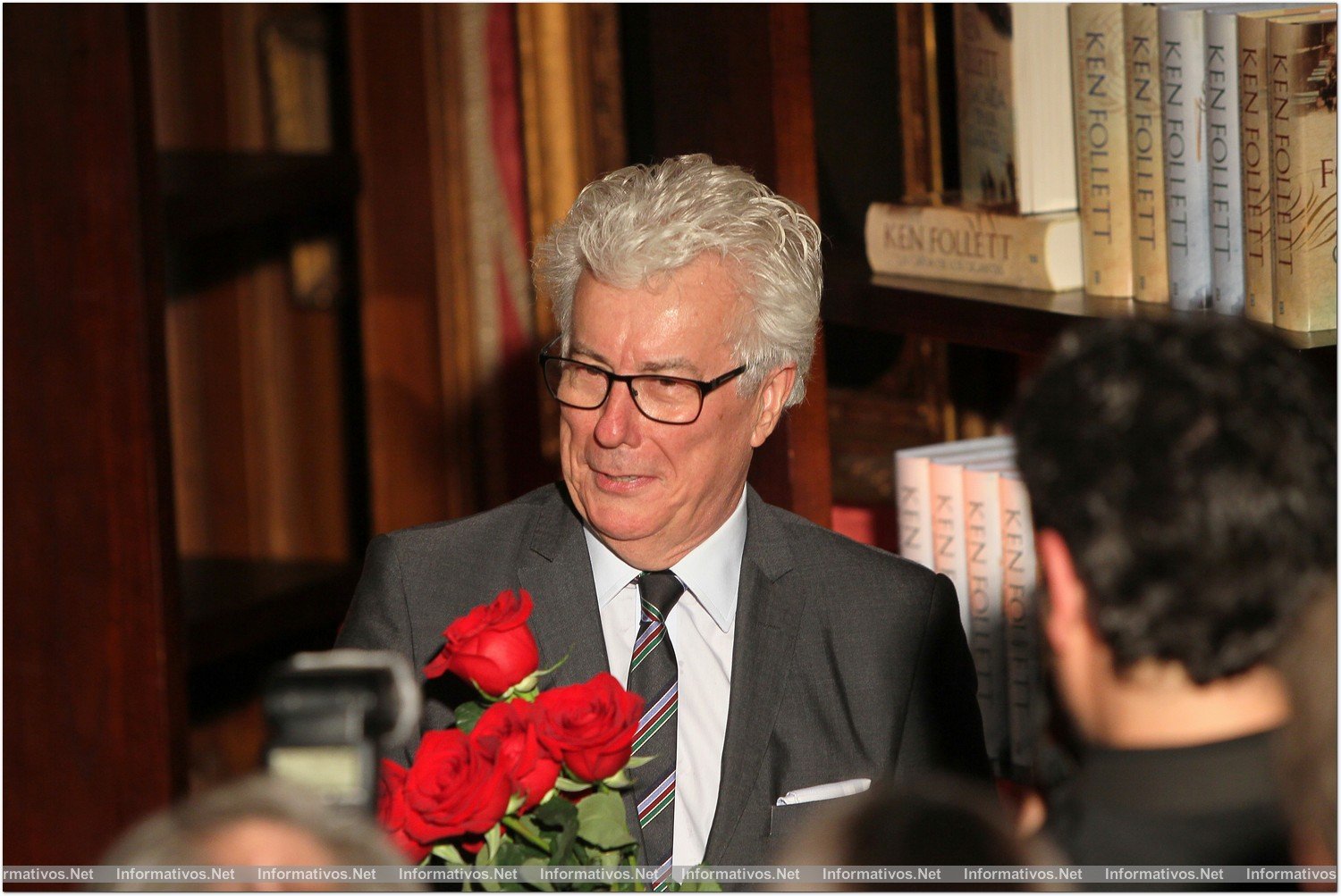 BCN22ABR015.- Ken Follett celebra por primera vez el día de Sant Jordi en Barcelona. 