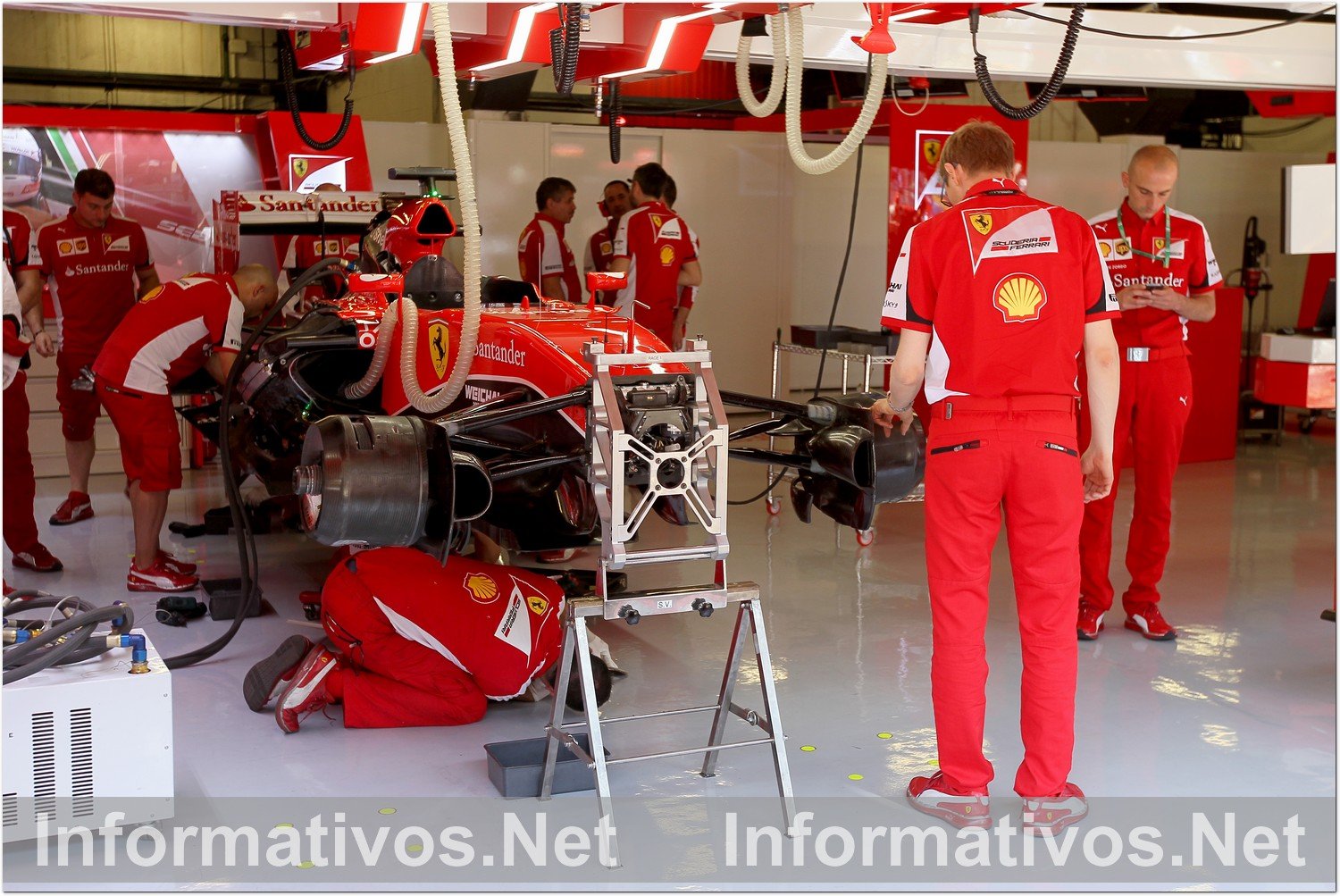 9MAY015.- Gran Premio de España de Formula 1 en el Circuito de Cataluña. Ambiente en boxes durante los entrenamientos