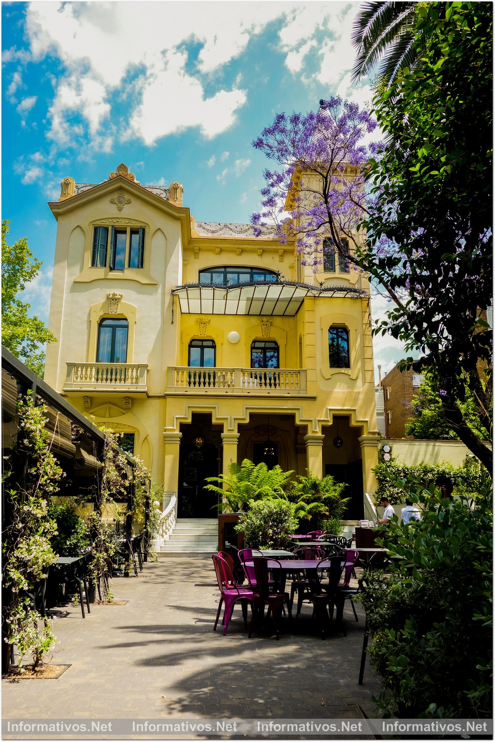 BCNJUN016.- Restaurante Dos Torres Barcelona. Vista del edificio modernista y sus jardines.