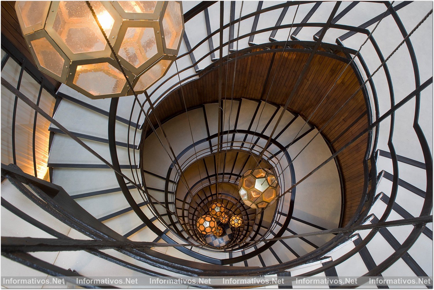 Hotel Cotton House Barcelona.  Escalera de caracol, construida en 1957, cuya característica principal es que no se apoya en el suelo inferior sino que está suspendida del entramado metálico del piso más alto del edificio.