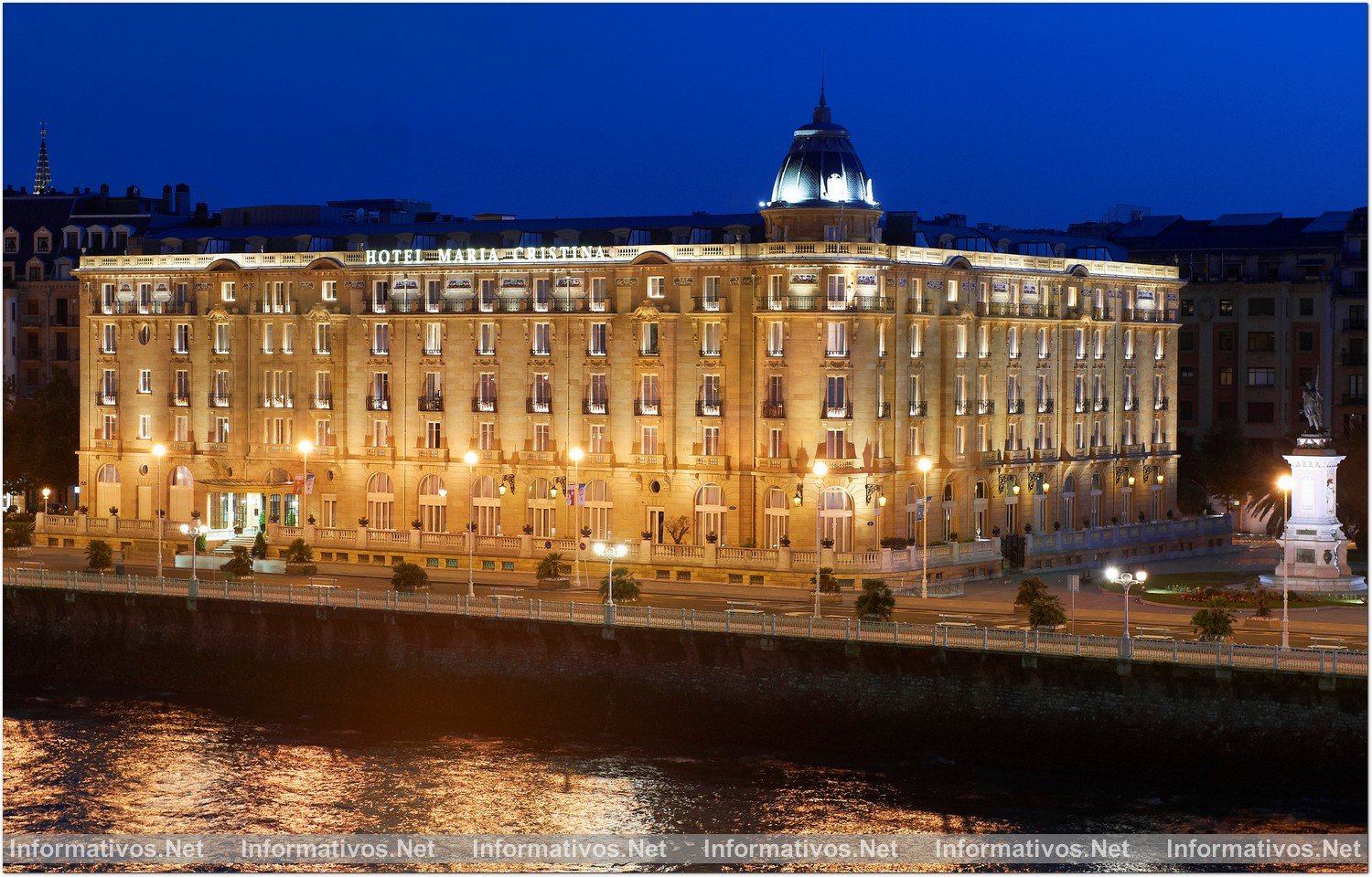 San Sebastián: Hotel María Cristina, bajo el resplandor de las estrellas. Vista nocturna