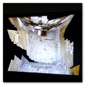:: Pulse para Ampliar :: BCN25ABR017.- Exposición 'Forensic Architecture' en el MACBA. Reconstrucción de un ataque con dron en un edificio donde se demuestra que es un modelo que no explota al impactar con el techo del edificio, si no 'dentro' de la habitación con lo que el daño se multiplica sobre las personas