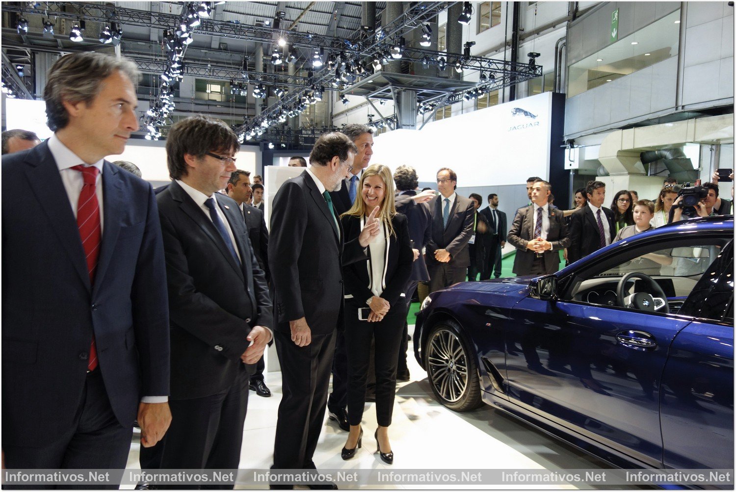 BCN12MAY017.- Automóbile. El salón del Automóvil que se ha reinventado para vender y lo consigue.  El presidente del Gobierno de España, Mariano Rajoy, conversa con Laura Crespo, Dealer Marketing Manager de BMW España